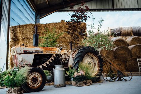 Tractor Wedding, Wedding Dress Diy, Tractor Decor, Wood Wedding Cakes, Yellow Bridesmaid, Wedding Yellow, Rustic Farm Wedding, Country Theme Wedding, Diy Wedding Dress