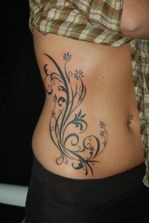 Woman Side Tattoo, Filigree Tattoo Women, Tattoo Filigree, Girl Side Tattoos, Cool Tattoos For Girls, Filigree Tattoo, Tattoos To Cover Scars, Hip Tattoos Women, Tattoo Signs