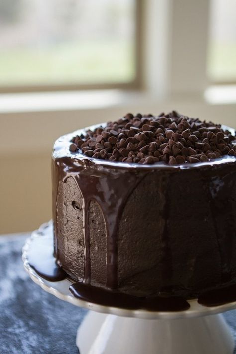 Moist Dark Chocolate Cake Recipe, Moist Dark Chocolate Cake, Chocolate Frosting Recipe Easy, Dark Chocolate Cake Recipes, Extreme Cakes, Dark Chocolate Frosting, Chocolate Collection, Chocolate Deserts, Future Chef