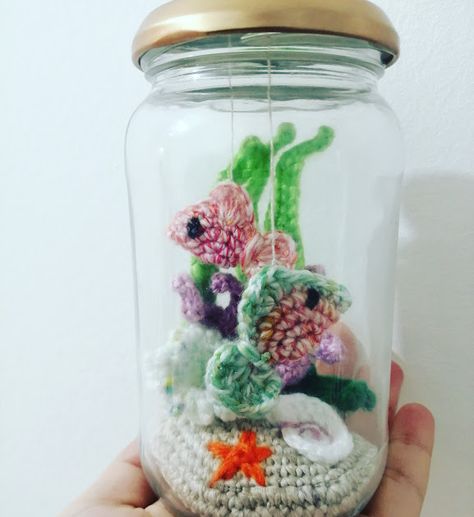 Yarn Scraps Crochet, Scraps Crochet, Crochet Aquarium, Tiny Aquarium, Crochet Stitches Uk, Crochet Ring Patterns, Sea Crochet, Crochet Fish Patterns, Crochet Pincushion