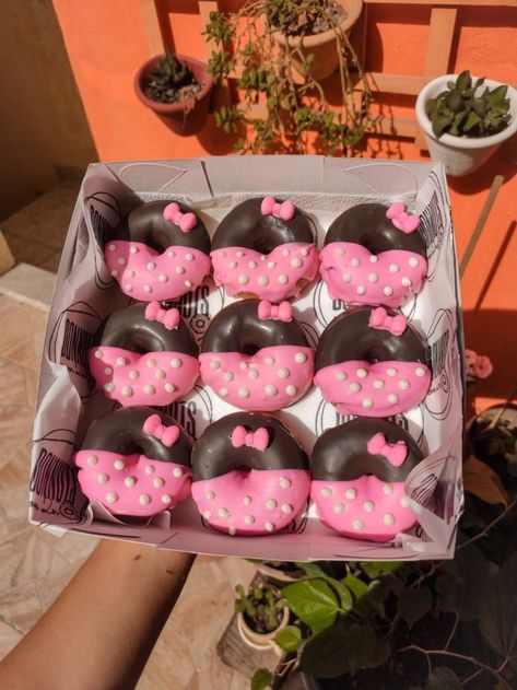 Mini Mouse Donut Party, Minnie Donut Party, Mini Mouse Desert Table, Mickey And Minnie Dessert Table, Minnie Mouse Treats Diy, Mini Mouse Dessert Ideas, Minnie Mouse Donut Party, Minnie Mouse Party Food Ideas, Mini Mouse Party Ideas Decoration