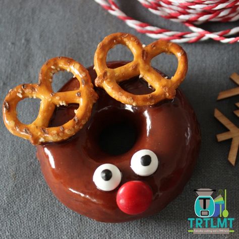 Christmas Doughnut Ideas, Christmas Donuts Ideas, Santa Donut, Pudding Balls, Gingerbread Pudding, Donut Christmas, Whole Orange Cake, Chocolate Reindeer, Foodtrucks Ideas