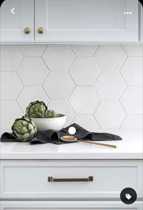 Kitchen Tiles Backsplash Hexagon, Honeycomb White Backsplash, Matte Tile Kitchen Backsplash, White Kitchen Hexagon Backsplash, Hexagonal Kitchen Backsplash, Kitchen Backsplash Geometric, Backsplash Hexagon Tile, White Hexagon Tile Backsplash, Kitchen Backsplash Ideas Hexagon