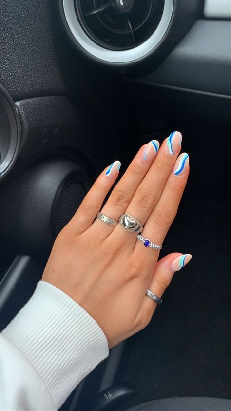 Short Acrylic Nails Swirl, Blue Wave Nails Acrylic, White Nails With Blue Lines, Blue And White Nails Summer, Cute White And Blue Nails, Nails Design Blue And White, Blue Nails With Lines, Blue Nails With White Lines, White Blue Nails Design