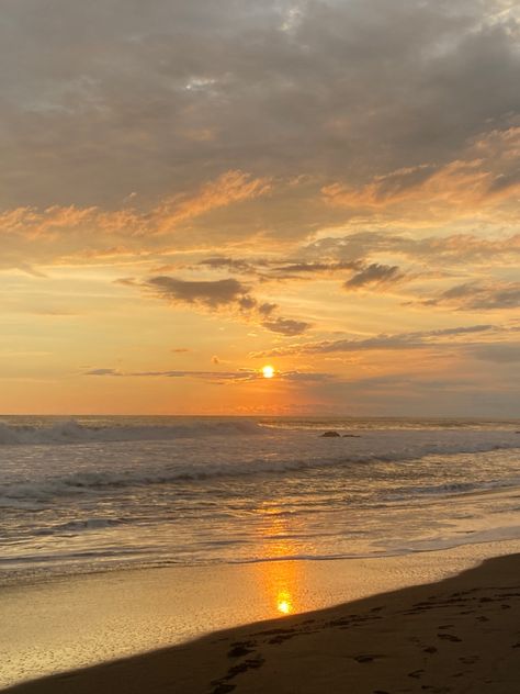 Beaches Sunset, Costa Rica Beaches, Beach Girl Aesthetic, Beach Pic, Vacation Photos, Sunset Photos, Tropical Vacation, Beach Photos, Beach Girl