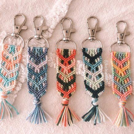 Friendship Keychains Bracelet Patterns, Friendship Bracelet Keychain Tutorial, Bracelet Patterns Keychain, Friendship Bracelet Keychain Pattern, String Keychain Diy, Avocado Friendship Bracelet, Bracelet Patterns String, Normal Pattern Bracelet, Cute Friendship Bracelets Pattern