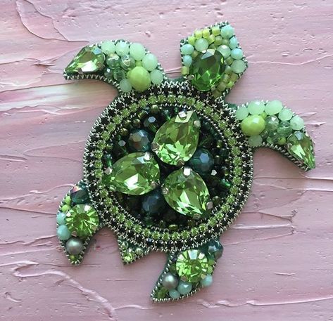 Beaded Turtle, Beautiful Beaded Jewelry, Vintage Jewelry Repurposed, Turtle Brooch, Beadwork Embroidery, Beadwork Designs, Brooch Diy, Vintage Jewelry Crafts, Beautiful Beadwork