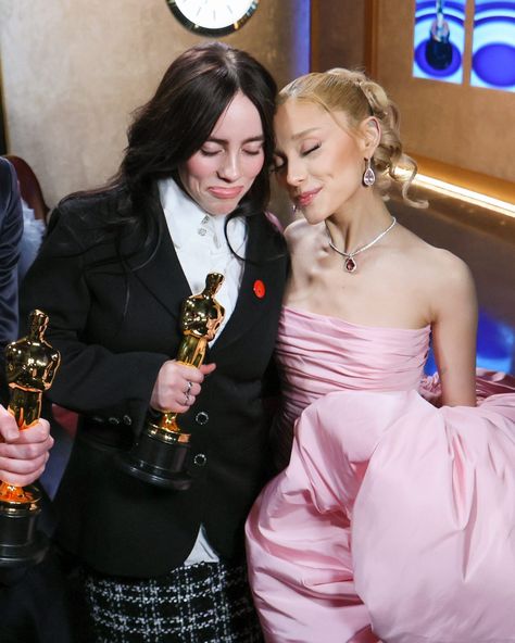 #BillieEilish and #ArianaGrande share a moment backstage at the #Oscars. Ari presented Billie with her Oscar for Best Original Song, and couldn't contain her excitement for the fellow singer. Head to the link in bio for a complete list of the night's winners. Oscar Award, Fashion Moments, Oscar Winners, The Oscars, Original Song, Beautiful Mind, Celebrity Fashion, Billie Eilish, In Hollywood