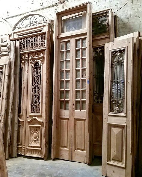 Pintu Interior, Antique French Doors, Salvaged Doors, Old Wood Doors, Old Wooden Doors, Casa Country, Vintage Doors, Door Displays, Antique Doors