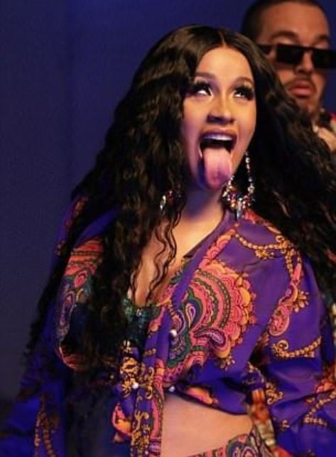 That Crazee look on her face tripped me out. Cardi B Tongue, Cardi B Pics, Cardi B Photos, Jenifer Aniston, Trending Photos, Lil Pump, Female Rappers, Queen B, Cardi B