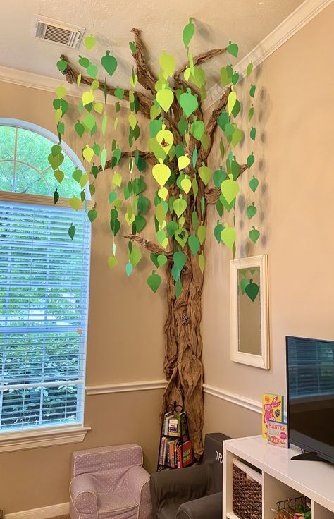 DIY Paper Tree Project #reading #readingcorner #tree #classroom #teacher I made this off my Cricut machine, a roll of brown paper from Michales, fishing line and hot glue! Paper Tree Classroom, Classroom Tree, Decoration Creche, Kraf Kertas, Deco Jungle, Preschool Classroom Decor, Deco Nature, Diy Tree, Bed Diy