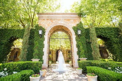 Tuscan Style Architecture, Wedding Aisle Decorations Outdoor, Villa Siena, Peony Bouquet Wedding, Minimalist Wedding Decor, Modern Wedding Venue, Arizona Wedding Venues, Garden Venue, Roman Columns