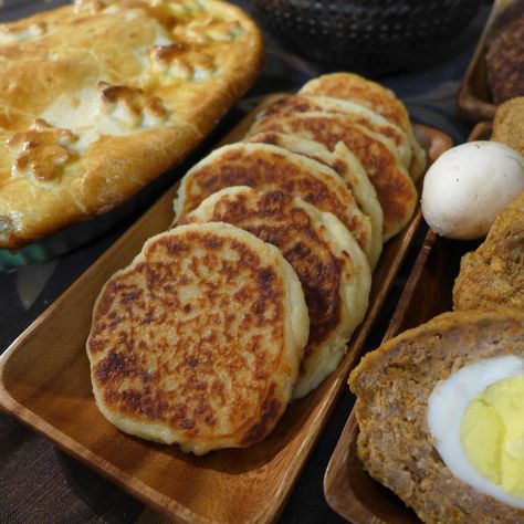 How to Eat Like a Hobbit: Pan Fried Tater Cakes - Kitchen Overlord - Your Home for Geeky Cookbooks and Recipes! Hobbit Second Breakfast, Hobbit Food Recipes, Tater Cakes, Kitchen Overlord, Hobbit Feast, Hobbit Food, Ale Pie, Medieval Recipes, Steak And Ale