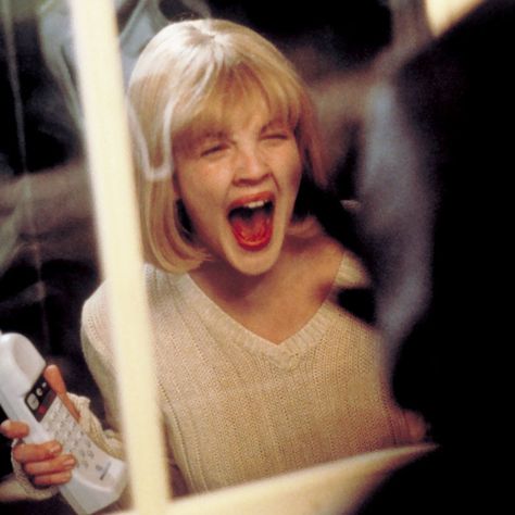 Scream Opening Scene Starring Drew Barrymore: The Backstory Drew Barrymore Scream, Screaming Drawing, Wes Craven, Neve Campbell, Hallowen Costume, Slasher Movies, Best Horror Movies, Best Horrors, Film History