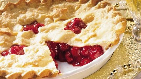 Adding raspberries to a traditional cherry pie creates a new flavor for fruit pie lovers. Best Cherry Pie Recipe, Cherry Crumb Pie, Mini Cherry Pies, Cherry Pie Recipe, Raspberry Pie, Pie Day, Cherry Recipes, Fruit Pie, Nature Life