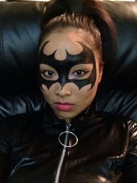 Easy Diy Batman Costume, Bat Man Makeup, Bat Woman Costume Batgirl, Batman Makeup Look, Batgirl Makeup Ideas, Diy Batgirl Costume Women, Bat Man Costume Women, Batman Makeup Halloween, Bat Woman Makeup