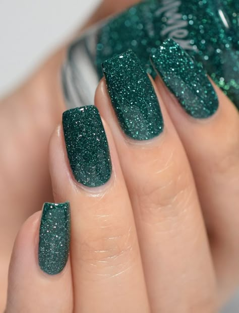 Green Christmas Nail Designs Square, Sparkling Green Nails, Green Sparkly Christmas Nails, Sparkle Green Nails, Dark Green Glitter Nails, Nails To Go With Emerald Green Dress, Green And Silver Nail Designs, Green Sparkle Nails, Green And Silver Nails