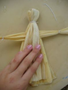 Diy Cornhusk Dolls, Cornhusk Dolls How To Make, Appalachian Crafts, Playful Pioneers, Cornhusk Dolls, Corn Husk Crafts, Corn Dolly, How To Make Corn, Corn Husks