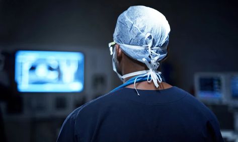 A surgeon stands in an operating room. Black Surgeon, Male Doctor, Organ Donor, Organ Transplant, Human Interest, Medical Careers, Organ Donation, Global Health, Operating Room