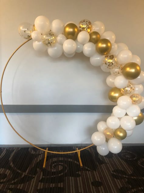 Gold Ring Balloon Backdrop, Gold Circle Backdrop With Balloons, Ballon Arch Design, Balloon Circle Arch, Circle Backdrop With Balloons, Circle Balloon Arch, 21st Party Themes, Graduation Party Photo Booth, 70th Wedding Anniversary