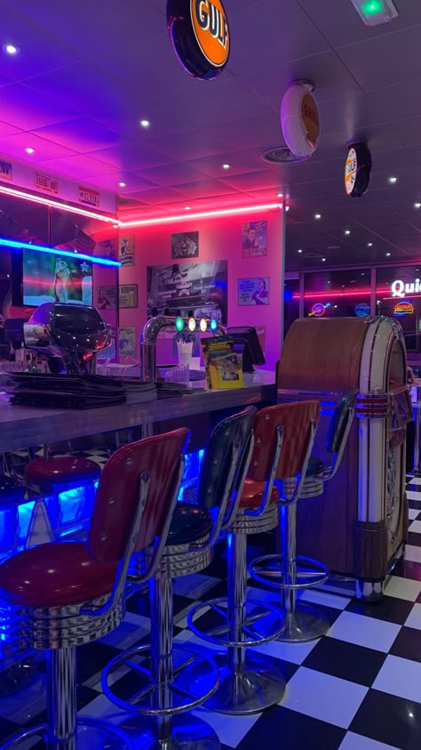 80s Themed Restaurant, 90s Restaurant Design, 80s Restaurant Design, 60s Restaurant Interior, 80s Pizzaria Aesthetic, 80s Restaurant Aesthetic, Vintage Restaurant Aesthetic, 90s Brooklyn Aesthetic, Vibey Restaurants