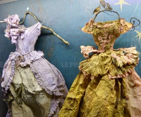 MissClara. Robe de bal et robe de soleil. Sculptures de papier, 2014  Photo Jean Hisler Creative Dresses, Fairy Dress Costume, Tiny Dresses, Art Dresses, Paper Dresses, Dress Paper, Paper Shoes, Paper Mache Dolls, Tiny Dress