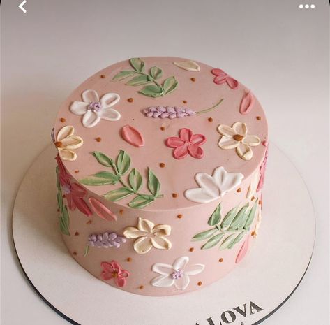 Adult Woman Birthday Cake, Flower Cake Design Birthday, Floral Cakes Birthday, Simple Floral Cake Design, Flowery Birthday Cake, Flower Cake Aesthetic, Pink Birthday Cake Aesthetic, Flower Themed Cake, 28 Birthday Cake