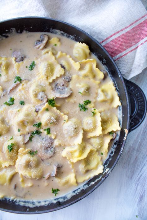 3 tbsp butter 125 gr / 1 cup mushrooms, sliced  1 tsp garlic powder 2 tbsp flour 355 ml / 1 ½ cups chicken stock 115 ml / ½ cup heavy cream 45 gr / ½ cup grated Parmesan cheese Salt, pepper 250 gr / 9 oz fresh mushroom Ravioli Garnish: Fresh parsley, finely chopped Grated Parmesan cheese Mushroom Ravioli Sauce, Sauce Ideas, Ravioli Sauce, Mushroom Ravioli, Mushroom Recipes Pasta, Creamy Parmesan Sauce, Mushroom Cream Sauces, Ravioli Recipe, Homemade Noodles