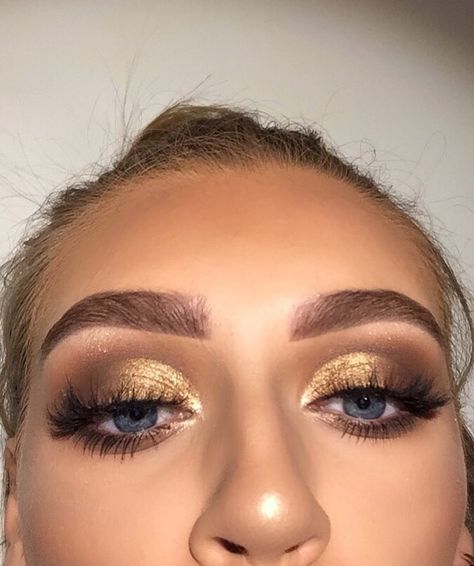 ⭐️PLS TA Trucco Glam, Eyeliner Trends, Gold Eye Shadow, Make Up Gold, Gold Eyeliner, Gold Makeup Looks, Eye Shadow Makeup, Gold Eye Makeup, Shadow Makeup