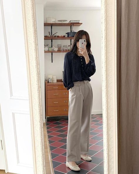 Garterized Pants Outfit, Smart Casual Women Outfits, Formal Wear Women, Casual College Outfits, Korean Casual Outfits, Hijabi Outfits Casual, Causal Outfits, Trendy Fashion Tops, Casual Day Outfits