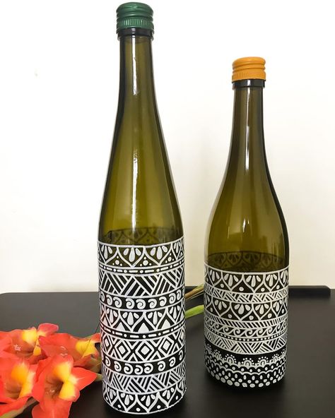 Repurposing discarded wine bottles with simple patterns . Draw any pattern you like with sharpies, posca pen or any other acrylic marker. Painting Bottles, Glass Decor Ideas, Bottles Decoration Diy, Beer Bottle Art, Bottle Art Projects, Worli Painting, Bottle Decorations, Warli Painting, Bottle Lamps