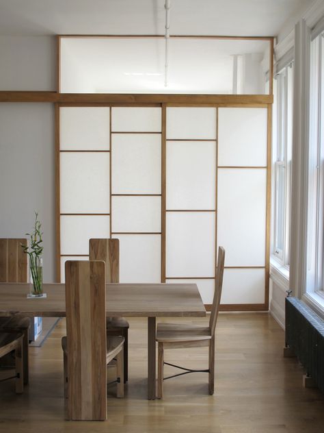 Modern Japanese Living Room, Japanese Sliding Doors, Japanese Living Room, Modern Japanese Interior, Screen Partition, Shoji Screen, Japanese Room, Japanese Interior Design, Japanese Interior