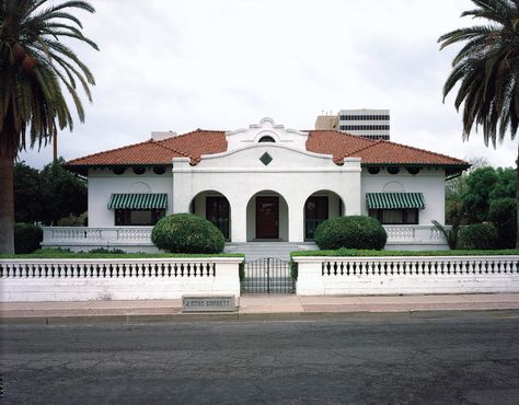 “Emblematic effects” include the arcaded porch, parapets, blind arches, and tiled roof on a Tucson house built in 1907. Pueblo Revival, Mission Revival, Luxurious Mansions, Mission Style Homes, Mission House, Dutch Architecture, Building Envelope, Historic Restoration, California Missions