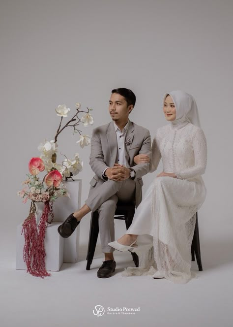 Prewedding Ideas Indoor, Prewed Simple, Prewedding Vintage, Prewed Studio, Photoshoot Studio Ideas, Prewedding Studio, Pre Wedding Photoshoot Theme, Pose Prewedding, Pose Wedding