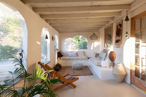 Merchant House High Desert: A Spanish-Style Oasis in the Mojave - Remodelista Spanish Style Home, Casas Coloniales, Spanish Style Homes, Hacienda Style, Desert Homes, High Desert, Spanish House, Arched Windows, Spanish Style