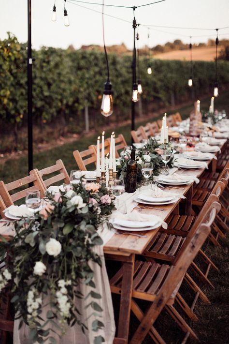 Micro Wedding Dinner Table, Small Tuscan Wedding, Vineyard Party, Bee Wedding Cake, Tuscan Wedding Theme, Vineyard Dinner, Vineyard Wedding Ideas, Outdoor Vineyard Wedding, Lunch Wedding