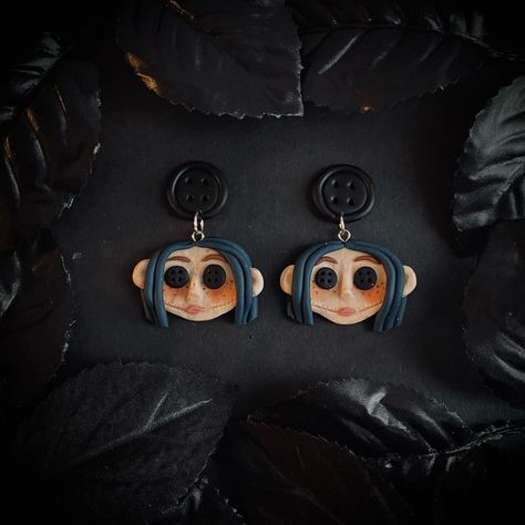 Coraline Earrings, Coraline Clay, Halloween Clay, Sculpture Art Clay, Polymer Clay Jewelry Diy, Clay Earring, Clay Jewelry Diy, Polymer Clay Projects, Polymer Clay Art