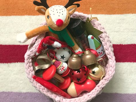 Large Christmas Bells, Sensory Basket, Montessori Christmas, Infant Massage, Treasure Basket, Baby Montessori, Early Childhood Learning, Nursery Activities, Montessori Toddler Activities