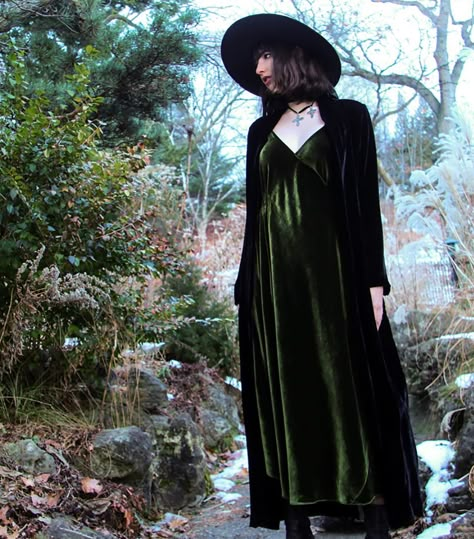 Velvet Witch Dress, Witchy Dress Aesthetic, Velvet Slip Dress Outfit, Witch Custome, Green Goth Dress, Goth Velvet Dress, Whimsy Gothic Outfit, Velvet Whimsigoth, Black Velvet Slip Dress