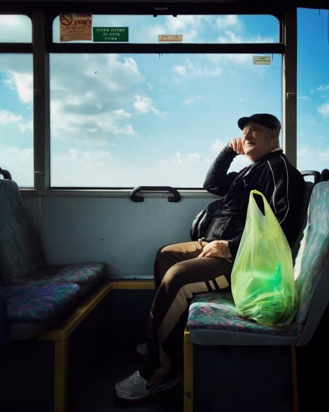 Portraits of Strangers On Their Way to Work – Fubiz Media Everyday Life Photography, Scream Art, Bus Art, Human Anatomy Drawing, Photography Pics, Train Art, Train Photography, Body Reference Poses, Painting People