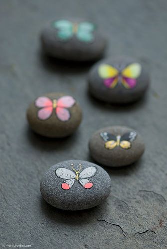 photo Caillou Roche, Art Pierre, Folding Origami, Creation Art, Rock And Pebbles, Painted Rocks Craft, Painted Rocks Diy, Rock Painting Ideas Easy, Rock Painting Patterns