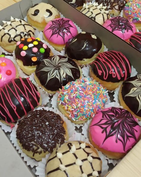 Toping Donat, Keju Aroma, Donat Glaze, Cake Mix Donuts, Snack Organizer, Food Drink Photography, Delicious Donuts, Mini Donuts, Food Drinks Dessert