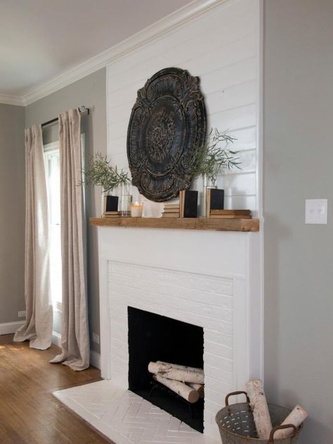 It's time to get inspired by these white brick fireplaces! A white fireplace will help to brighten a room and will give the fireplace a more modern feel. Country Living Room Design, White Brick Fireplace, Painted Brick Fireplaces, White Fireplace, Fireplace Remodel, Trendy Living Rooms, Country Living Room, Home Fireplace, White Brick