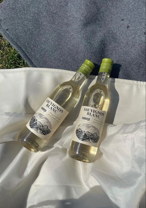 White Wine Bottle Aesthetic, Wine Bottle Aesthetic, Bottle Aesthetic, Wine Aesthetic, Wine Company, Wine Festival, Tito's Vodka Bottle, Cinnamon Buns, Sauvignon Blanc