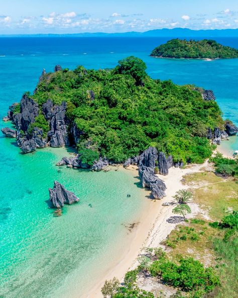 Traverse Philippines’s Instagram profile post: “Have you been to Caramoan already?  One of the stunning islands in Caramoan gifted blessed with a long stretch of twin beaches.  Sabitang…” Caramoan Island, More Fun, Philippines, Travel Destinations, Bucket List, Thailand, Instagram Profile, Water, Travel