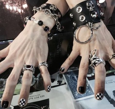 Grunge Jewelry, Estilo Punk, Punk Outfits, Alt Fashion, Alternative Outfits, Edgy Outfits, Grunge Aesthetic, Grunge Outfits, Look Cool