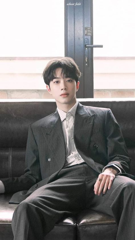 Don't Disturb, Kpop Selca, Guan Lin, Lai Kuanlin, Lai Kuan-lin, Lai Kuan Lin, Lai Guanlin, British American, Formal Outfit