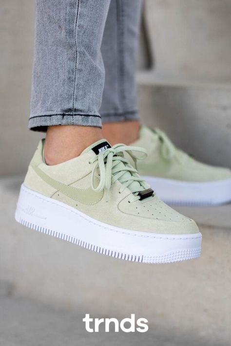 Nike Air Force 1 Sage Low Olive Aura for Women. If you’re looking for the best chunky sneaker around then look no further than the Nike Air Force 1 Sage Low Olive Aura that’s just arrived in this neutral colourway. The upper of this beige and white Air Force 1 Sage is crafted from soft, premium suede. Smooth leather Swooshs overlay the sidewalls in the same light beige with a turn and fold design that creates a seamless look. #afflink #nikeair #airforce1 #af1 #airforceone #sneakers #sagelow Nike Air Force 1 Outfit Woman, Zapatillas Nike Air Force, Air Force 1 Sage Low, Nike Air Force 1 Sage Low, Nike Air Force 1 Outfit, White Air Force 1, Nike Air Shoes, Cute Nike Shoes, Nike Air Force Ones