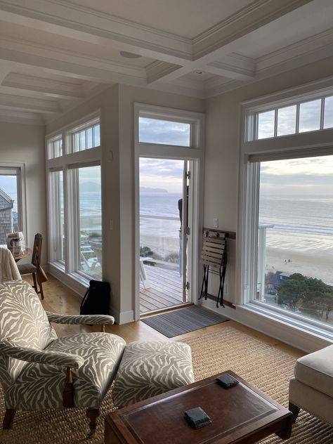 House Near Beach, Oregon Coast Vacation, House Aesthetics, Small Beach Houses, Seaside Apartment, Oregon House, Summer Beach House, Beach House Living Room, Seaside House