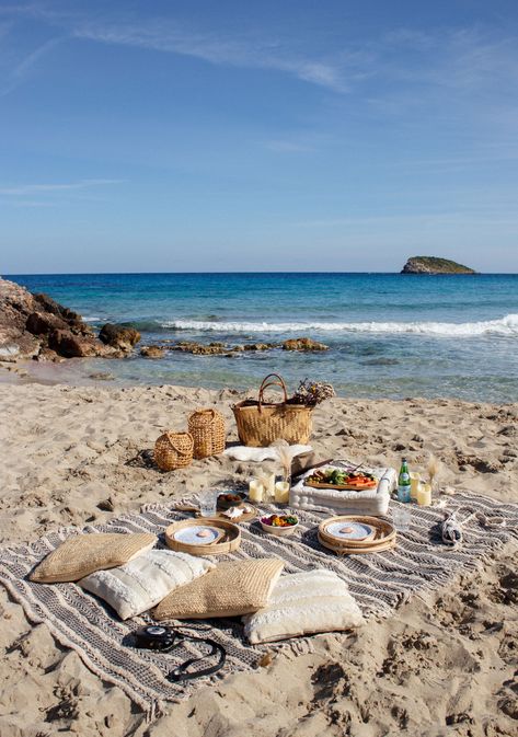 Things To Do In Ibiza, Beach Picnic Party, Planner Website, Enjoy With Friends, Luxury Picnic, Ibiza Beach, Bachelorette Party Beach, Veggie Food, Beach Vacay